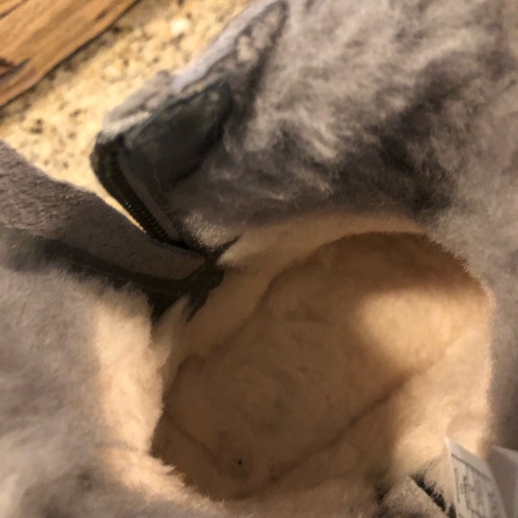 Girls Grey side zipper uggs great shape !!! Gently worn. Size 3. - Picture 4 of 7